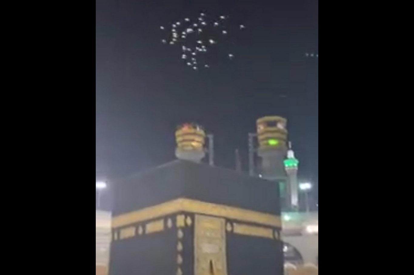 Coronavirüs gerekçesiyle tavafa kapatılan Kabe'yi güvercin sürüsü tavaf etti Coronavirüs gerekçesiyle tavafa kapatılan Kabe'yi güvercin sürüsü tavaf etti